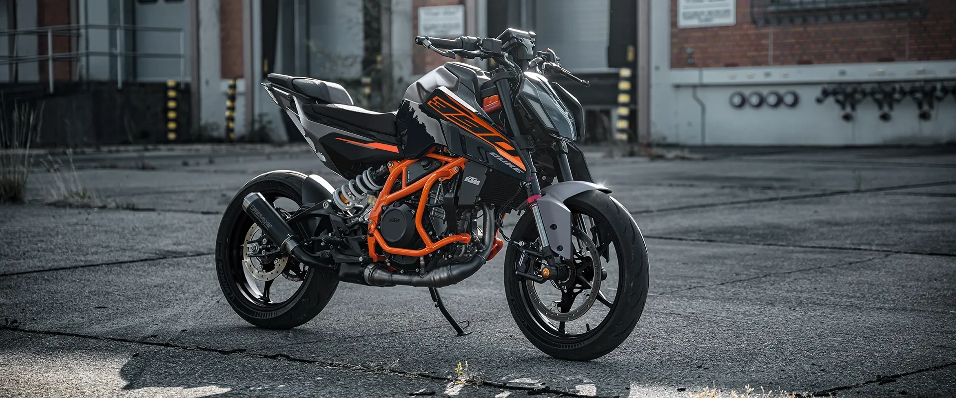 KTM Duke 390 noire et orange stationnée, une moto naked légère pour débutants.