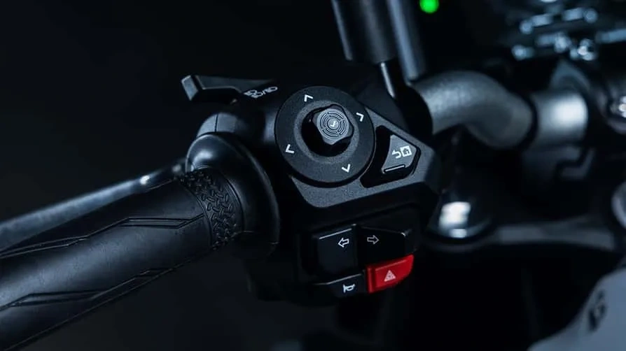 Commandes au guidon d’une Yamaha MT-07 avec aides au pilotage.