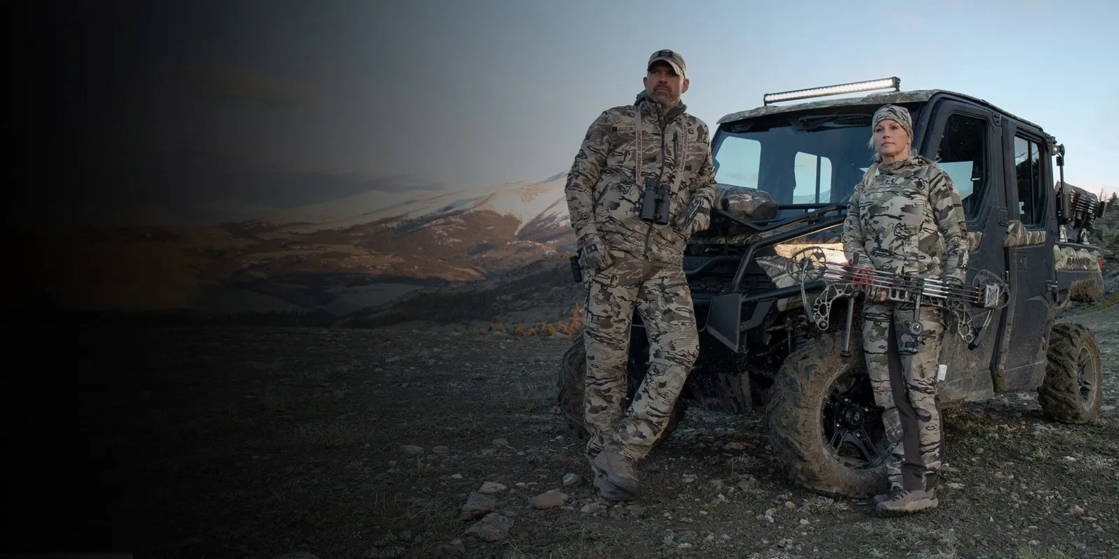 Chasseurs en tenue camouflage devant un Polaris RANGER en terrain montagneux.