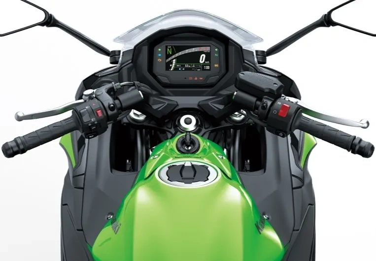 Tableau de bord numérique et poste de conduite de la Kawasaki Ninja 650cc.