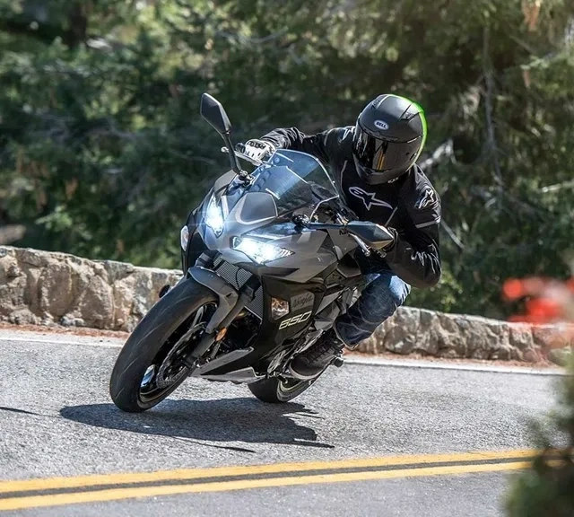 Kawasaki Ninja 650 grise en virage, une moto sportive pour débutants.