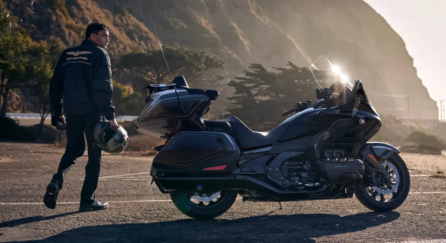 Honda Gold Wing 2026 grise stationnée près d’une route panoramique.