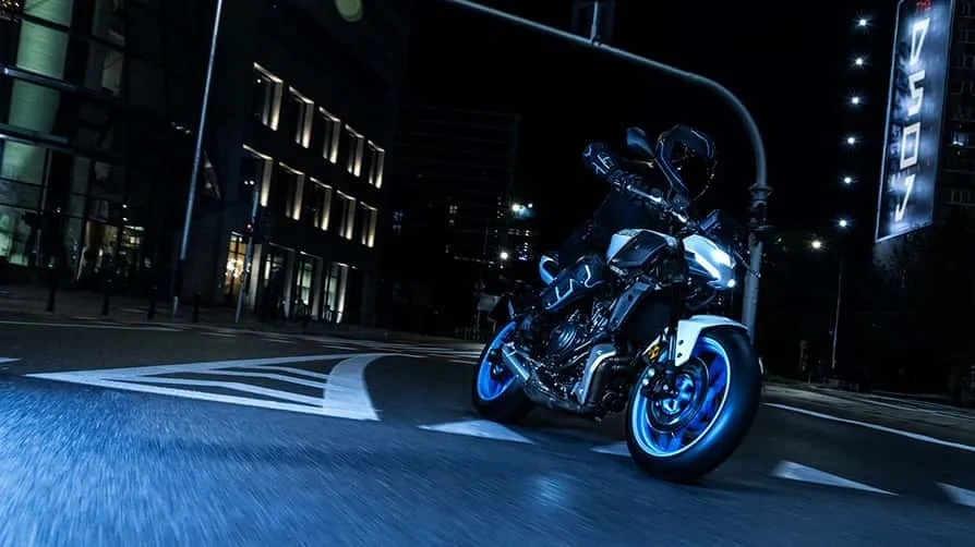Yamaha MT-07 bleue en conduite de nuit, une moto naked performante.