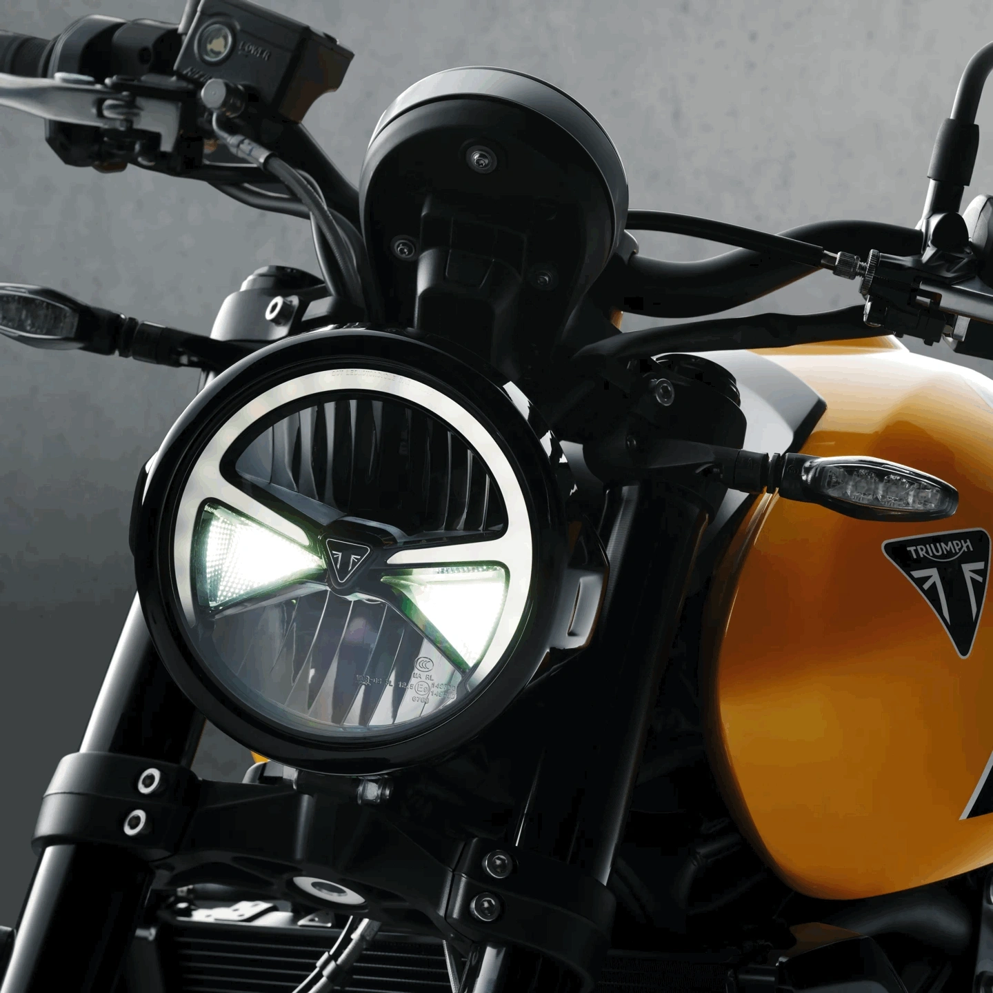 Phare avant d’une Triumph Trident 660 jaune avec éclairage distinctif.