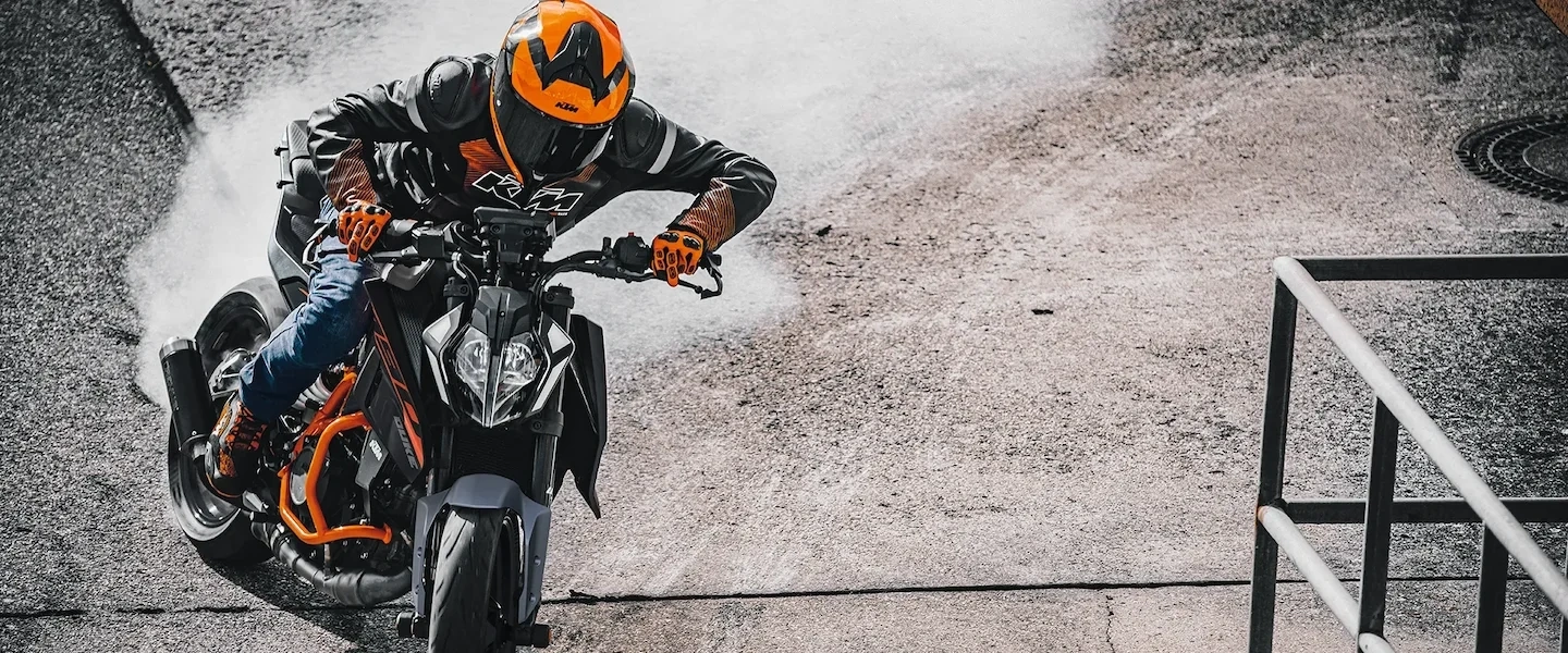 KTM Duke 390 vue de face avec son style minimaliste et sportif.