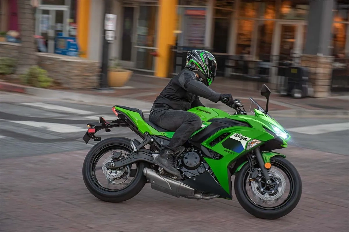 Kawasaki Ninja 650cc verte en conduite urbaine.