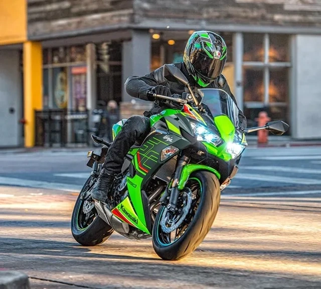 Kawasaki Ninja 650 verte en conduite urbaine.