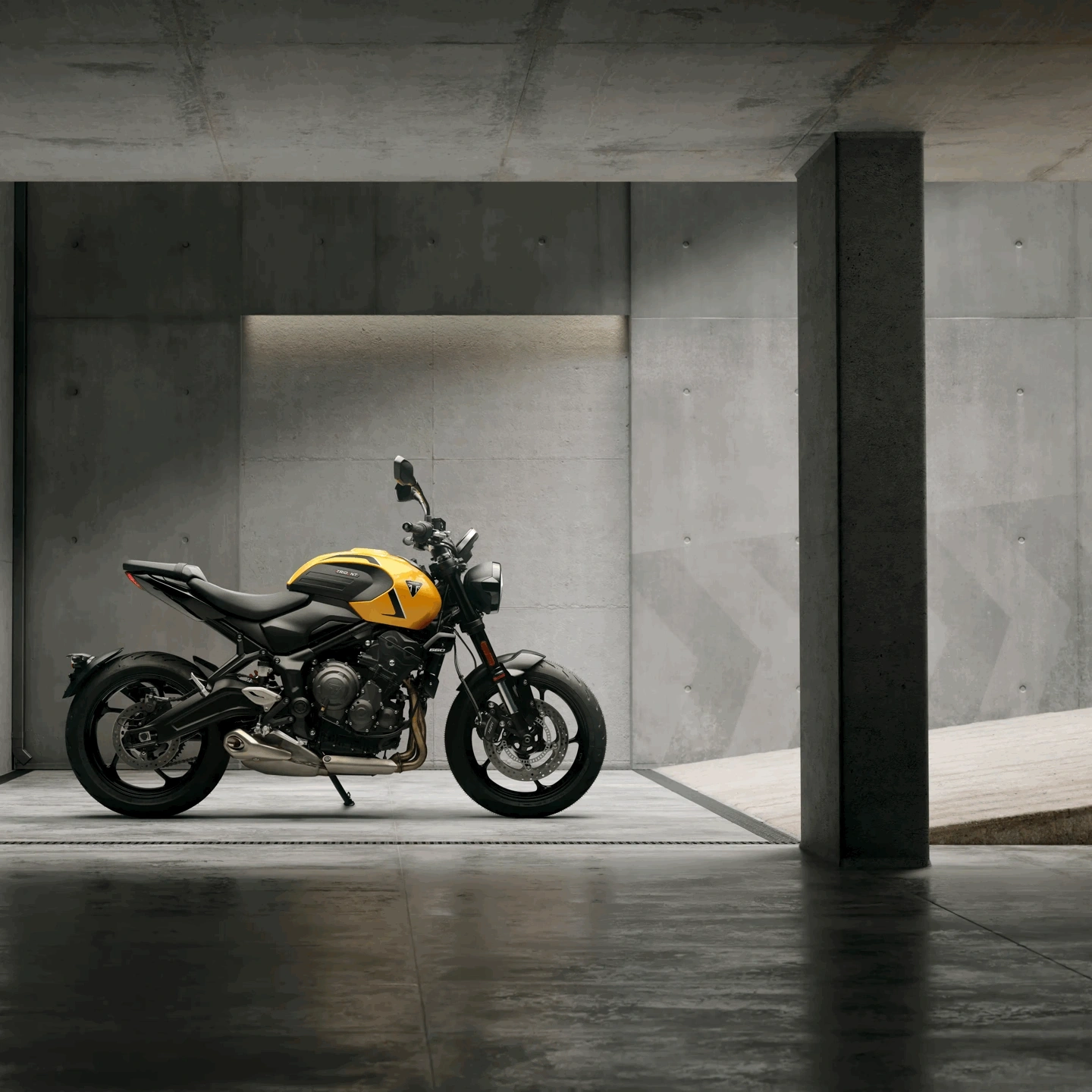 Triumph Trident 660 jaune vue de profil, une première moto polyvalente.