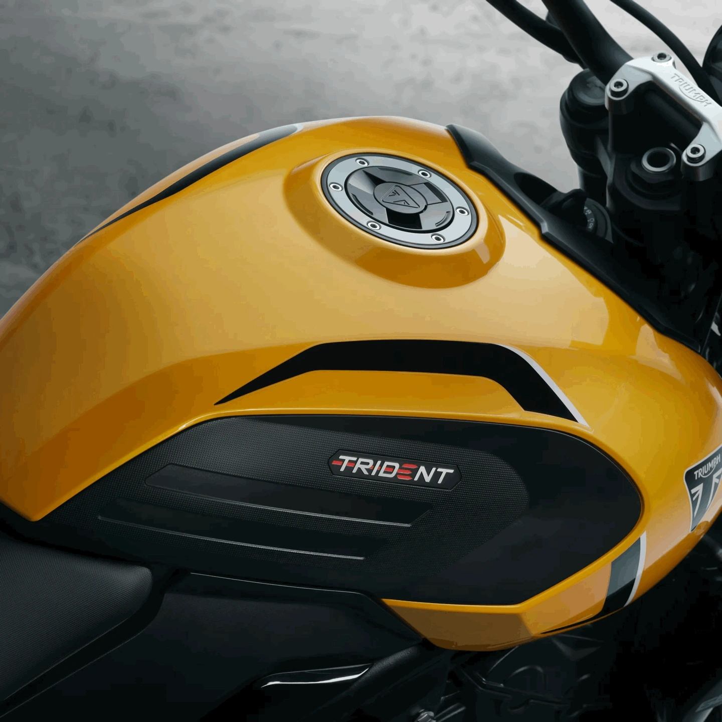 Réservoir jaune d’une Triumph Trident 660 avec logo Trident.