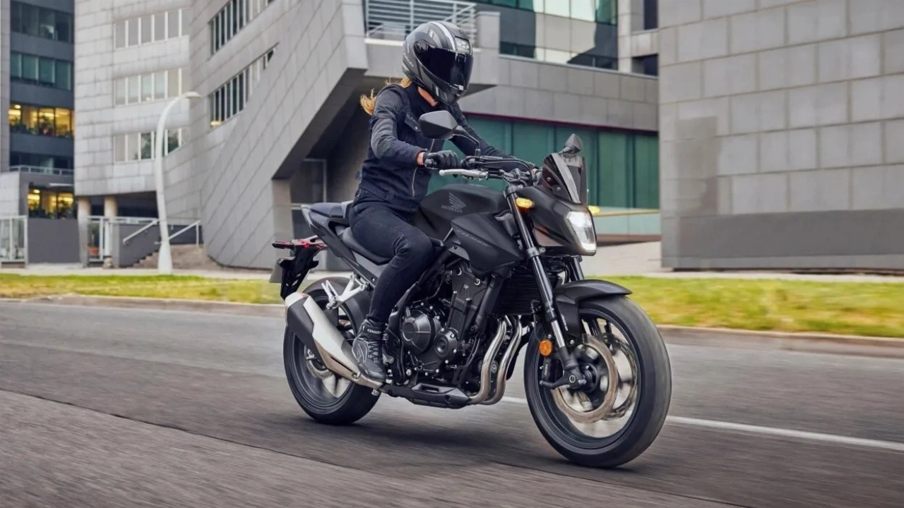 moto Honda qui circule sur une route de ville