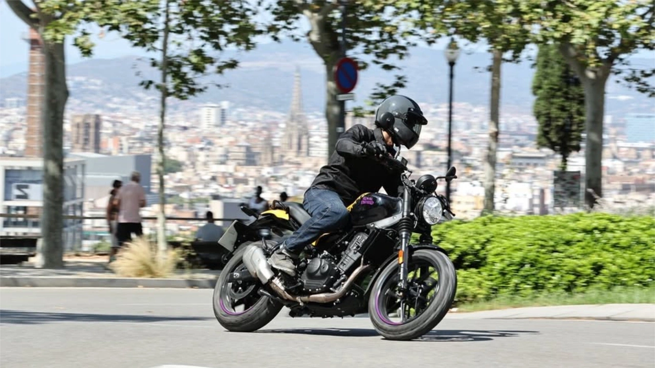 personne qui conduit une moto Honda Rebel