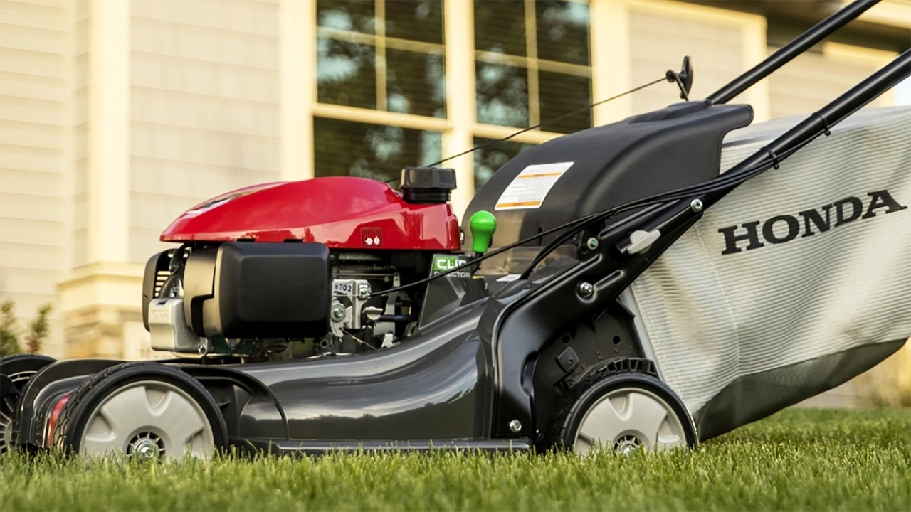 vue latérale d'une tondeuse Honda à essence