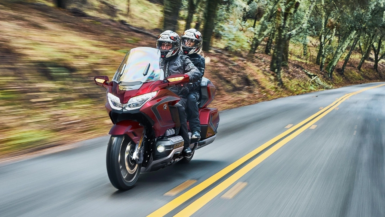 moto Honda Gold Wing sur une route de campagne