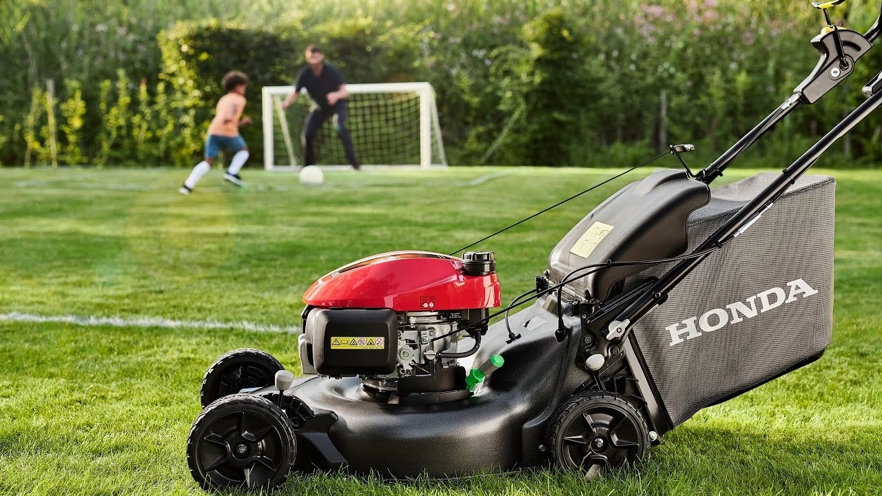 tondeuse honda sur un terrain de soccer