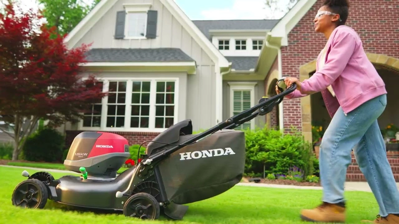 personne qui pousse une tondeuse Honda HRN-BV 2025