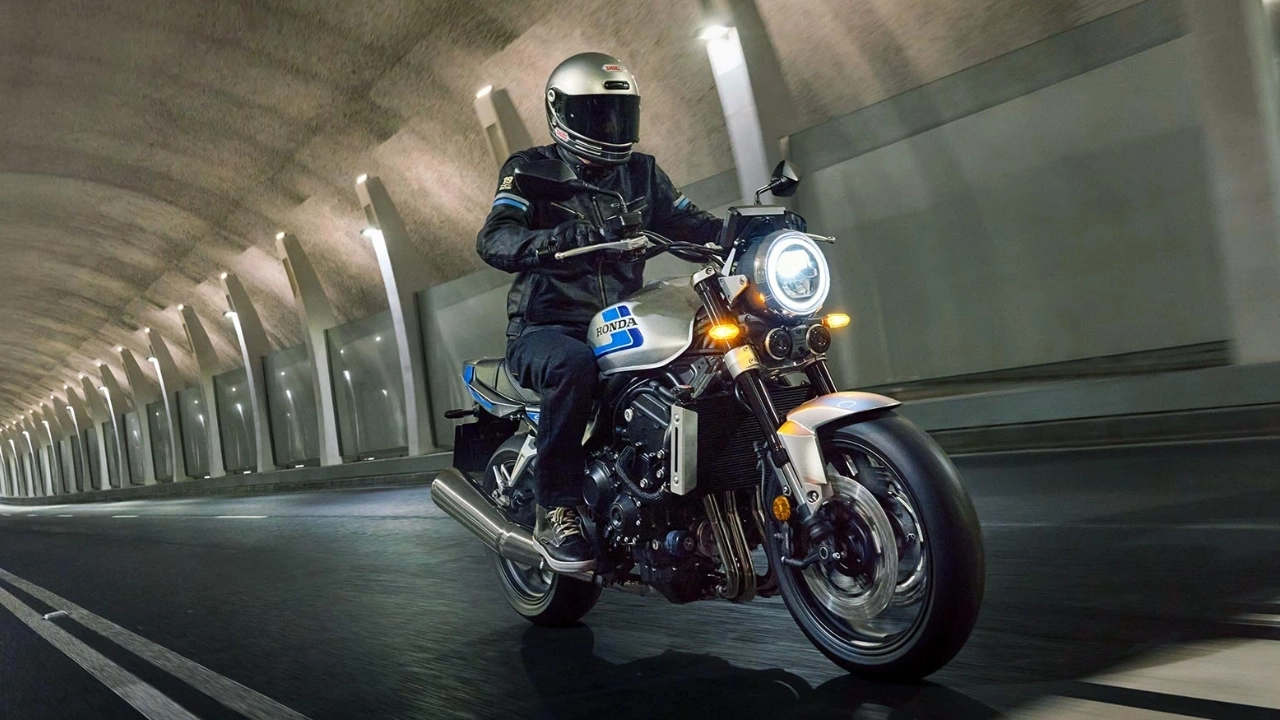 personne qui conduit une moto Honda dans un tunnel