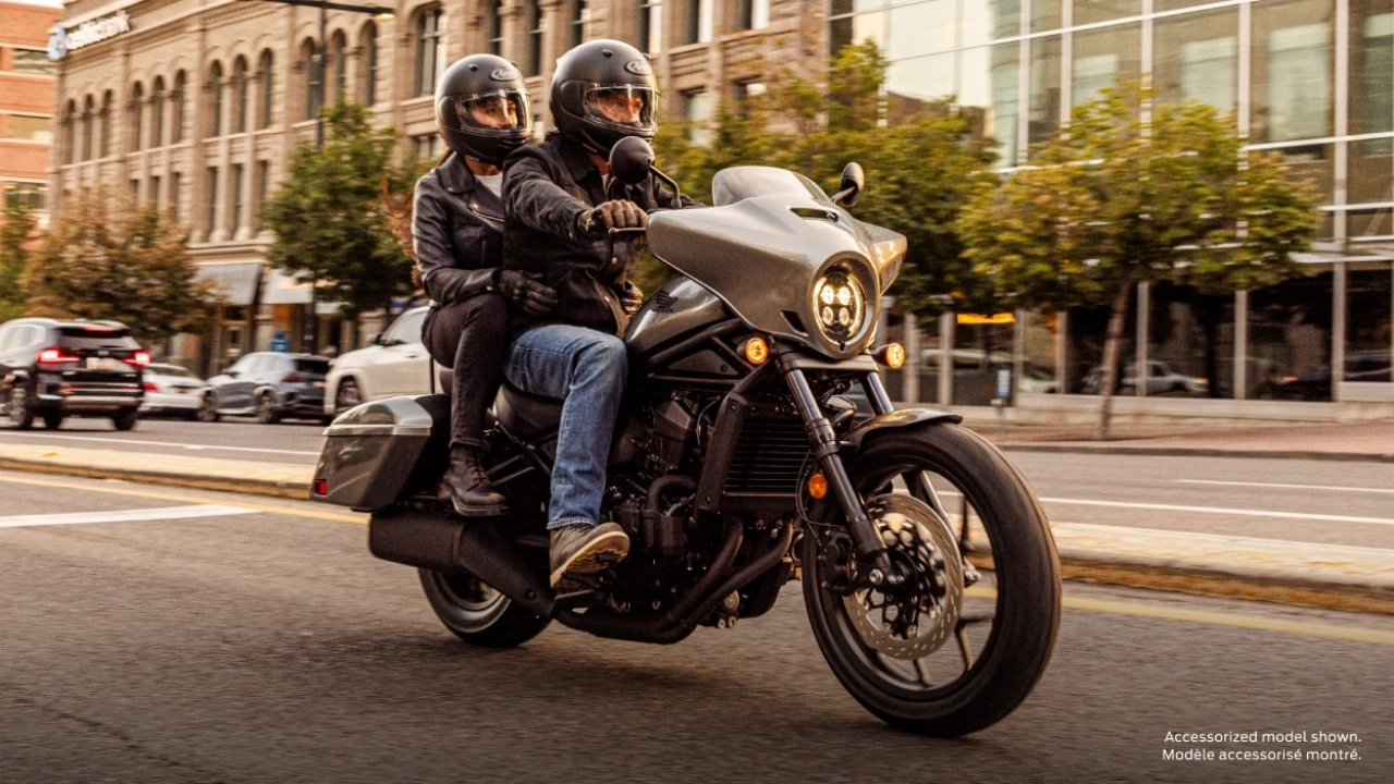 moto roadster Honda sur une route en ville