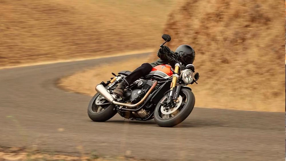 vue latérale avant d'un Triumph Speed Twin