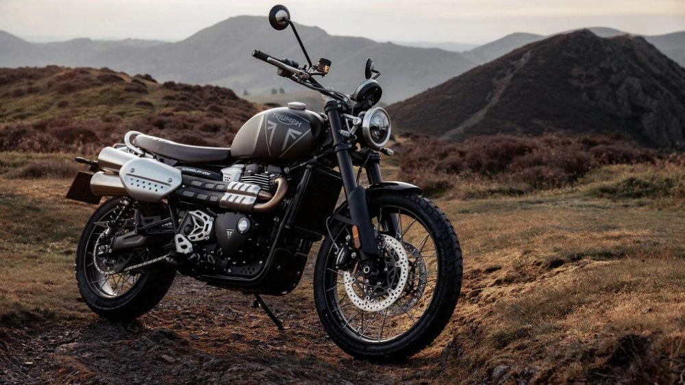 vue latérale avant d'un Triumph Scrambler 1200