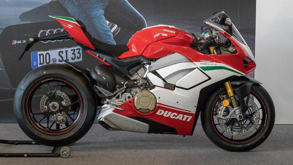 vue latérale d'un Ducati Panigale V4
