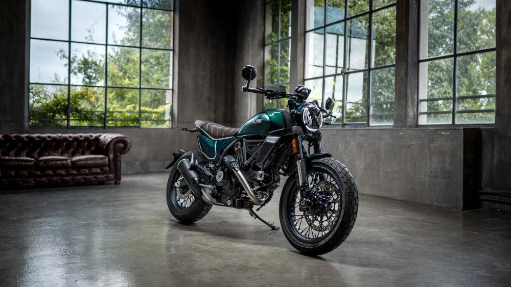 vue latérale avant d'un Scrambler Nightshift
