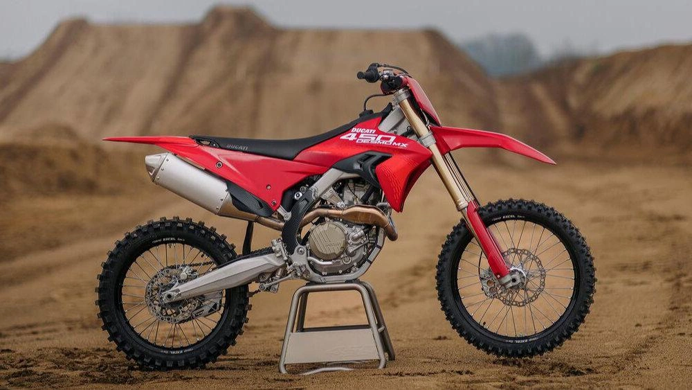 vue latérale avant d'un MX450 Motocross