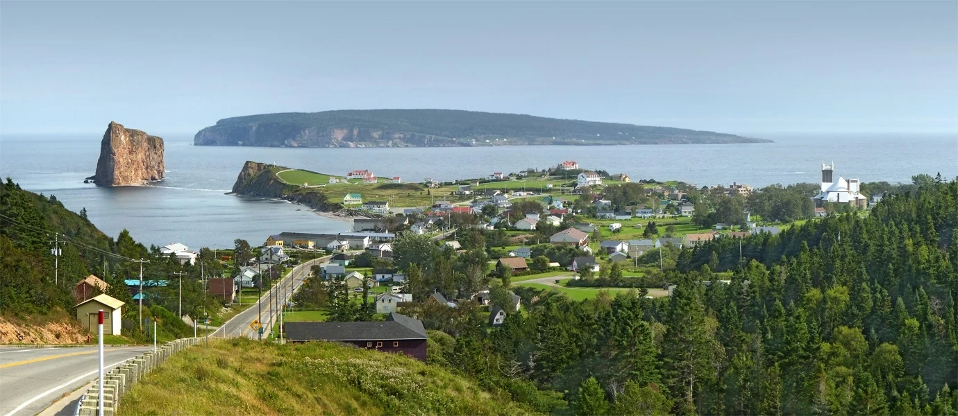 Vue de Percé en Gaspésie pour une randonnée en moto sur la route 132.