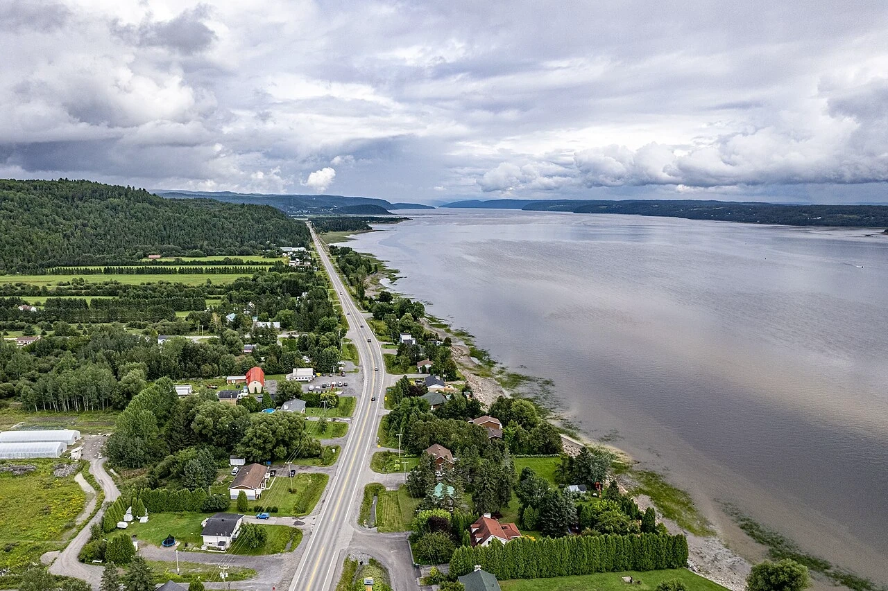 Route panoramique du Saguenay près du fjord pour une randonnée moto au Québec.