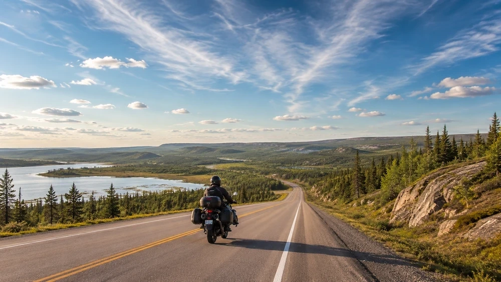 Motocycliste sur la route 117 en Abitibi pour une randonnée moto grand espace.