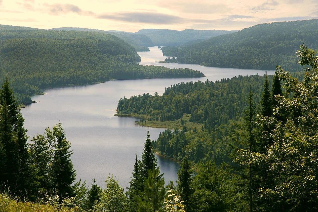 Vue du lac Wapizagonke dans le Parc de la Mauricie pour un road trip à moto.