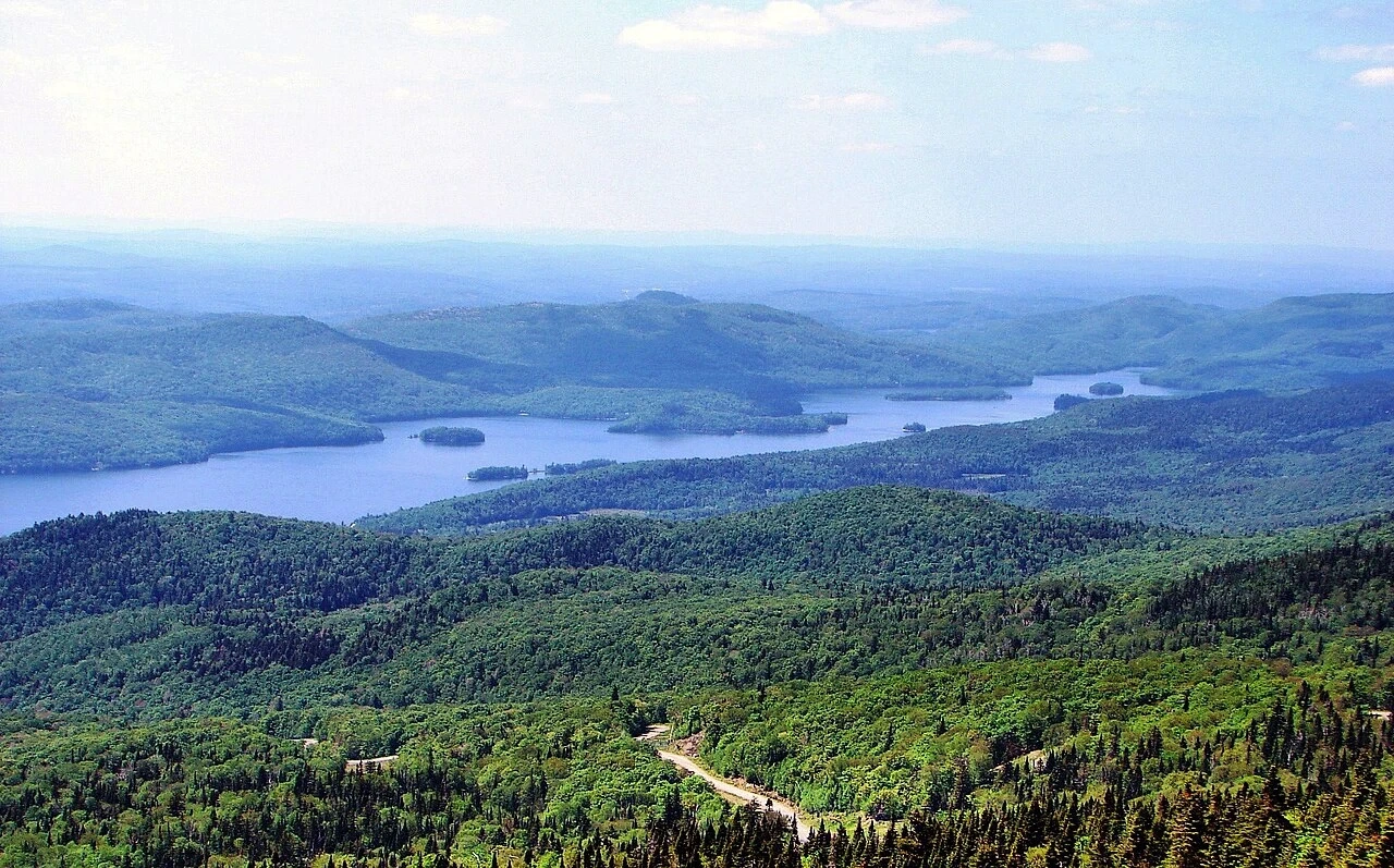 Paysage des Laurentides avec lac et montagnes pour une ride de fin de semaine à moto.