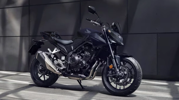 moto de route noir Honda
