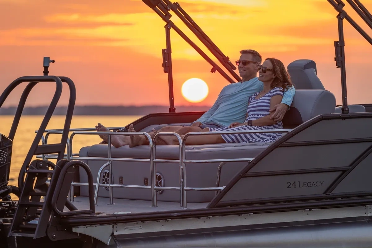 Ponton Bentley au coucher du soleil pour comparer les prix avec Bennington.