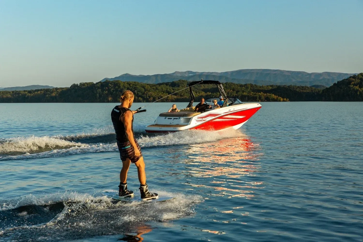 Bateau Bayliner avec planchiste pour comparer les modèles VR4 et VR6.