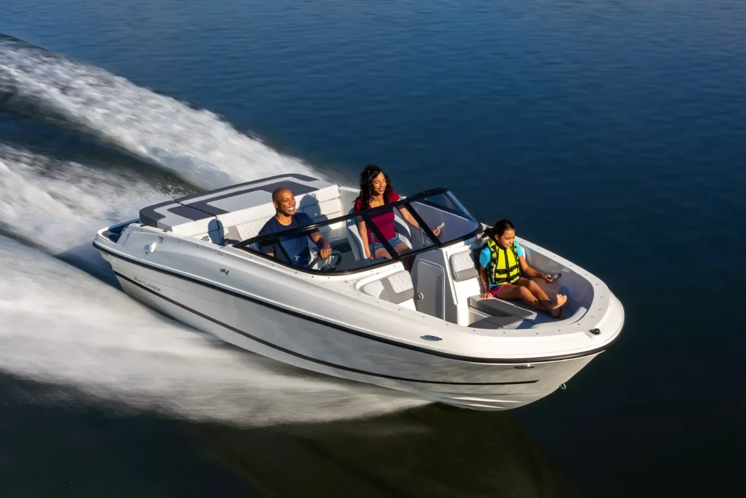 Bayliner VR4 Bowrider en navigation pour comparer les moteurs de bateaux sport.