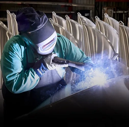 Soudure d’un ponton Bennington illustrant la qualité de fabrication.