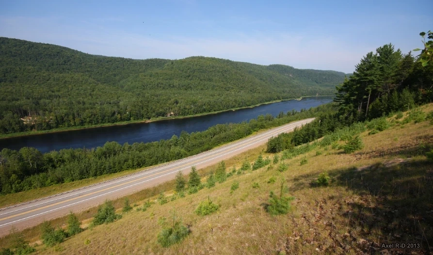 Route 155 longeant la rivière Saint-Maurice pour une ride à moto au Québec.