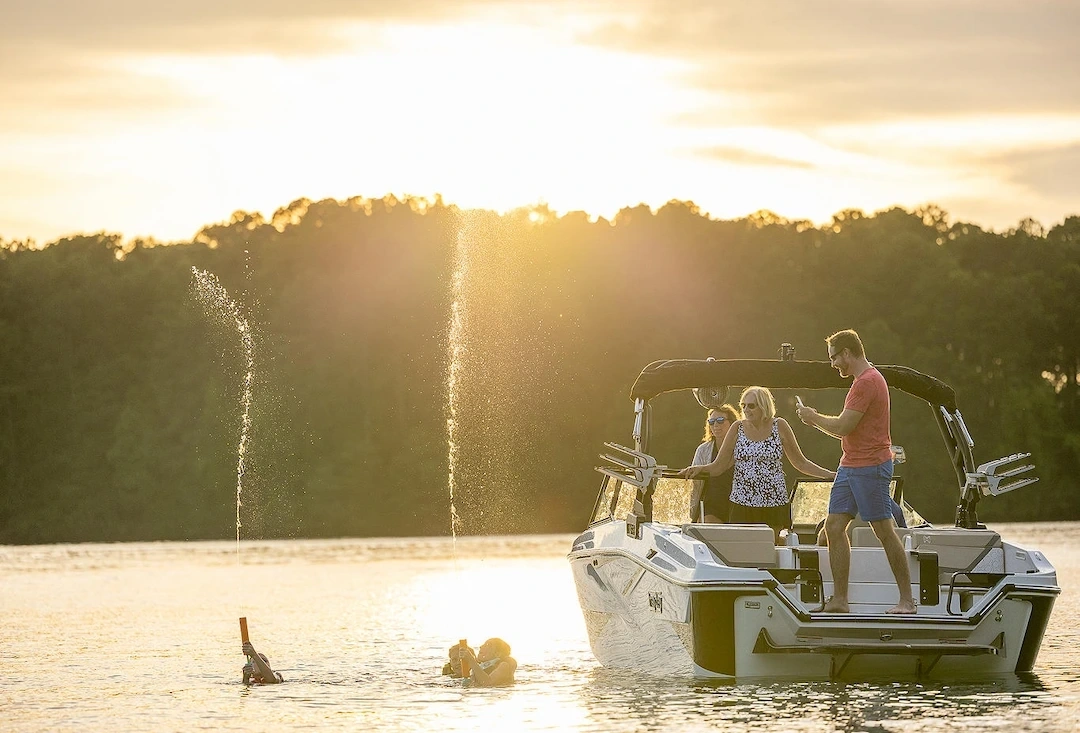 Bateau Heyday H22 conçu pour les sports nautiques et les sorties entre amis.