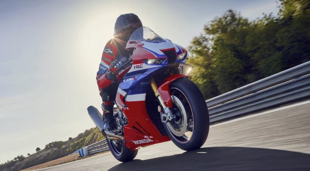 Motocyclettes sport Honda rouge