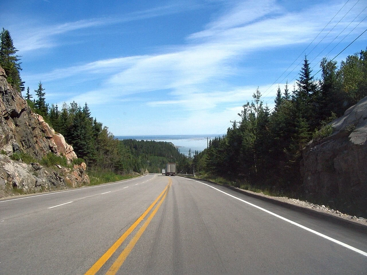 Route du Fleuve dans Charlevoix pour une randonnée moto avec paysages côtiers.