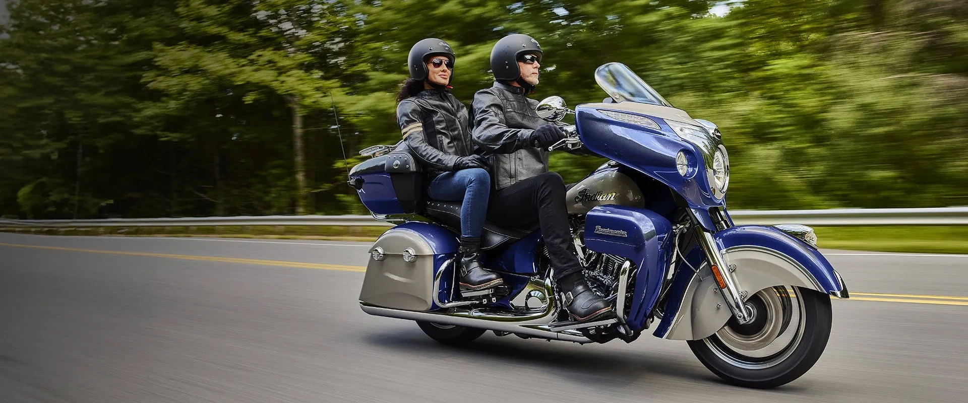 Indian Roadmaster avec pilote et passagère, une moto pour voyager à deux avec ensemble audio PowerBand.