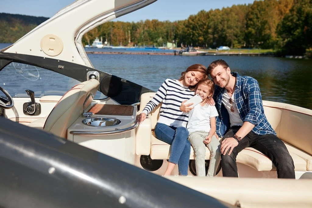 Famille à bord d’un bateau pour choisir la bonne taille d’embarcation.