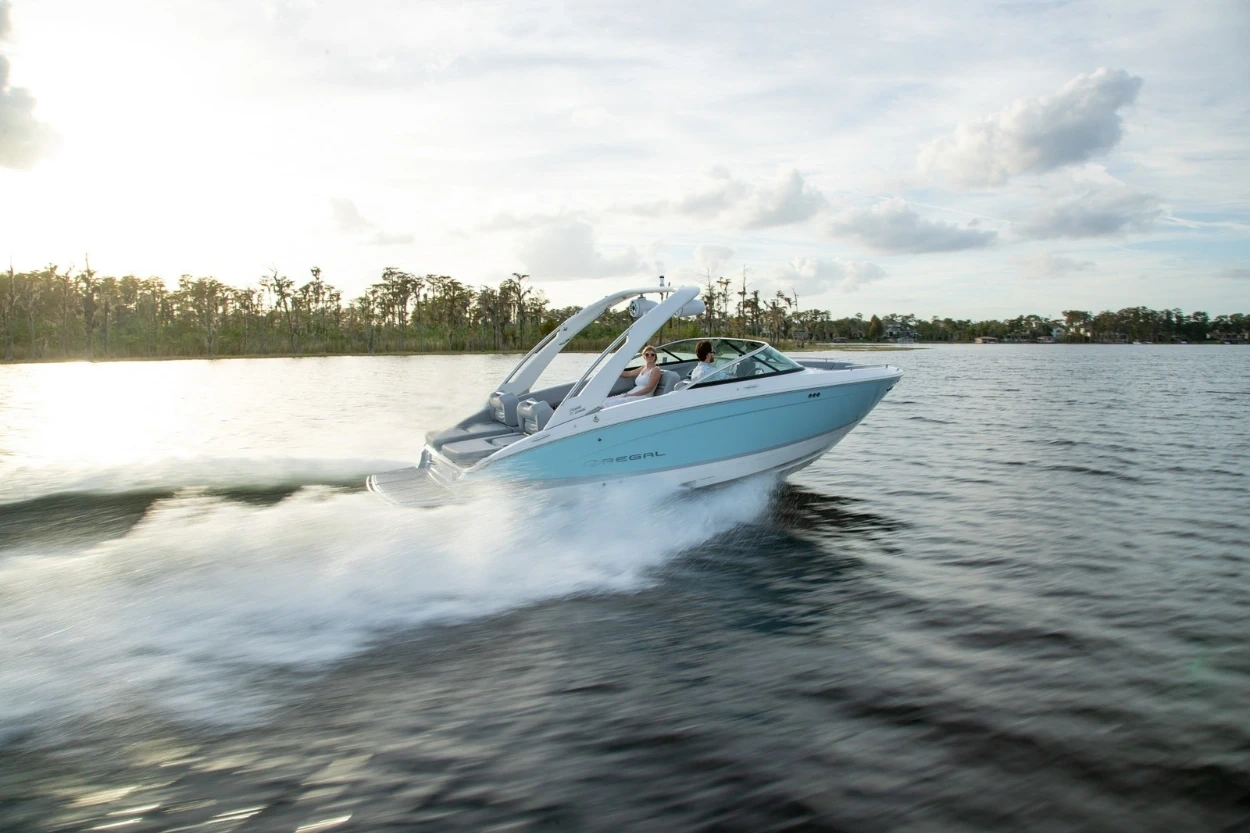 Regal LS4 en navigation pour profiter du lac avec un bateau premium.