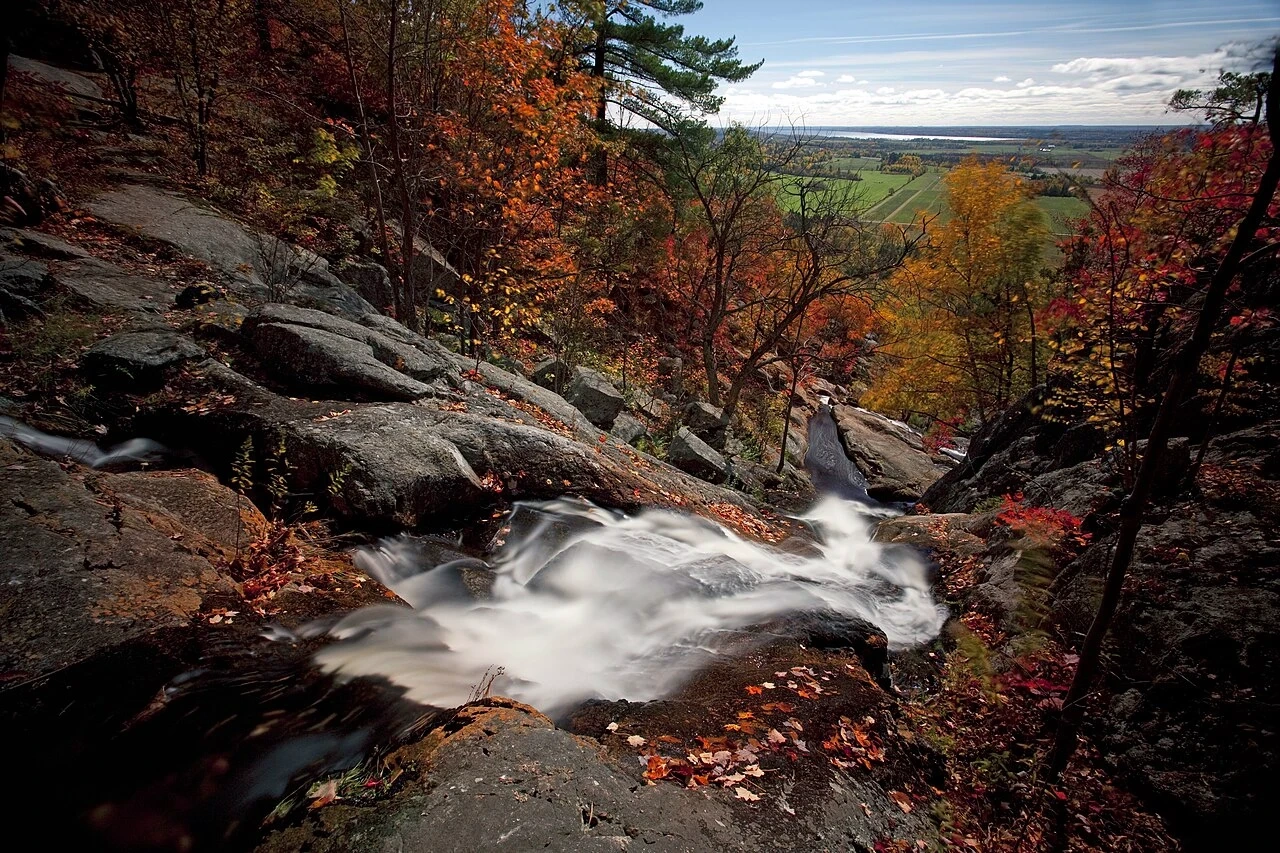 Chutes Luskville dans le Parc de la Gatineau près d’une belle route à moto.