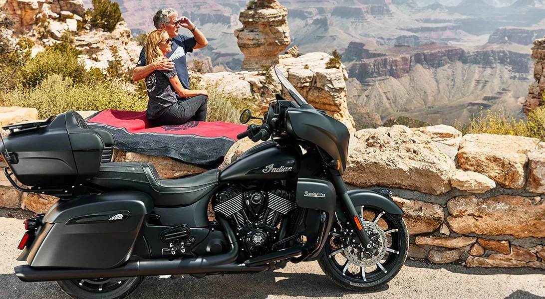 Indian Roadmaster Dark Horse près d’un paysage rocheux, une moto de tourisme conçue pour les longs voyages à deux.