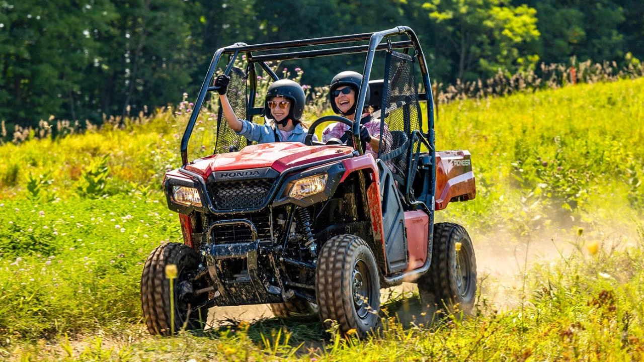 Véhicule côte-à-côte Honda Pioneer 520 compact et agile pour le travail