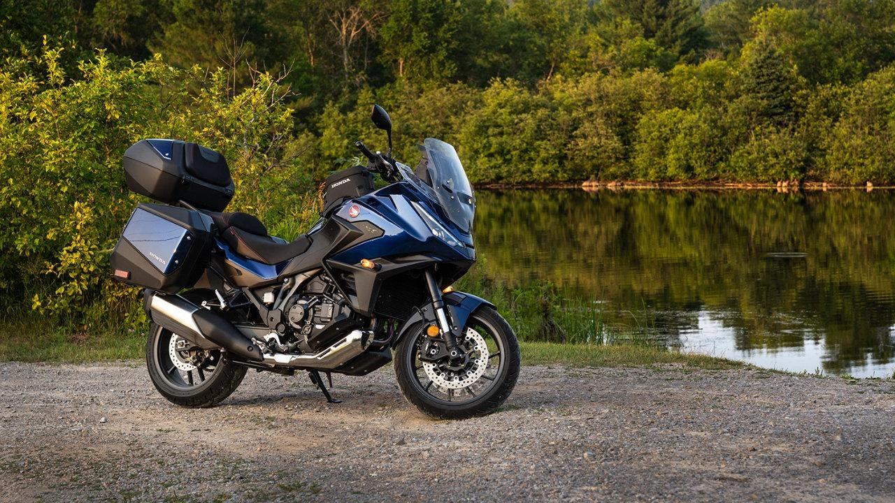 Moto Honda de tourisme stationnée devant un paysage naturel
