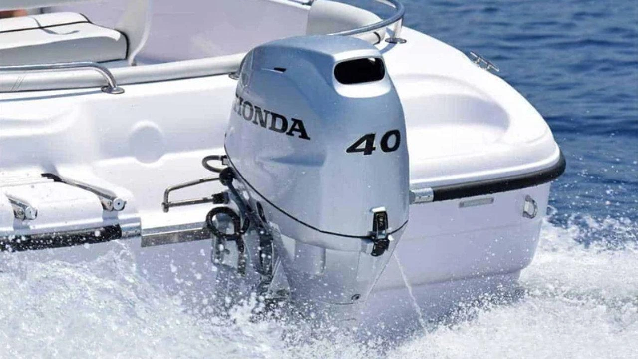 Moteur hors-bord Honda BF40 sur un bateau ponton