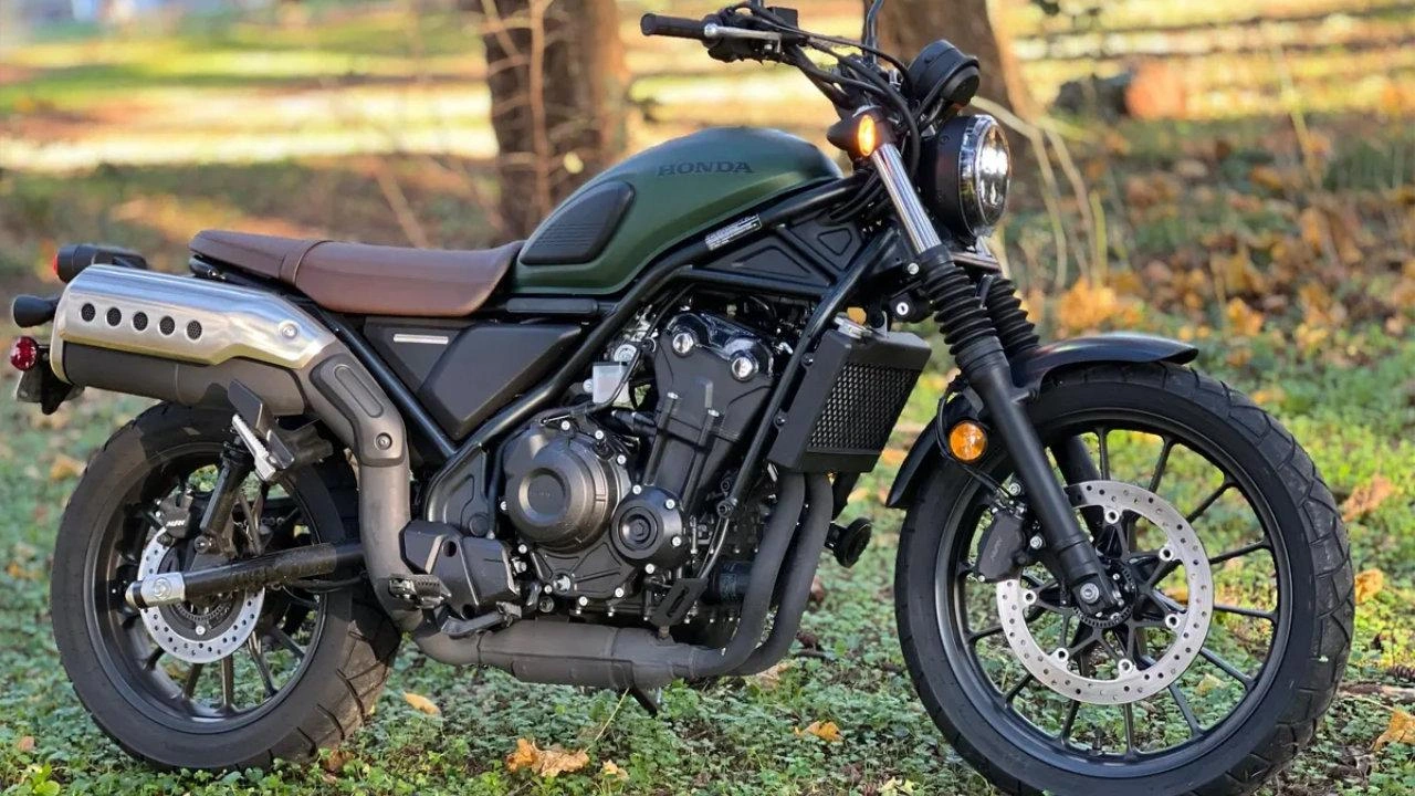 Moto Honda SCL500 de style scrambler stationnée