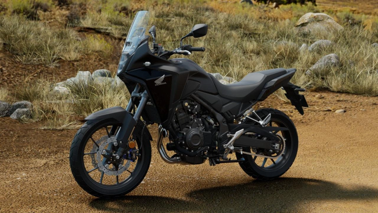 Moto Honda NX500 ABS stationnée de profil